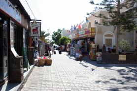 Santorini a Kamari - jedna z uliček