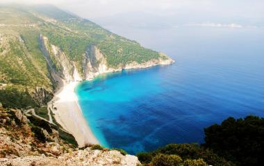 Pláž Myrtos Beach na ostrově Kefalonia, Řecko