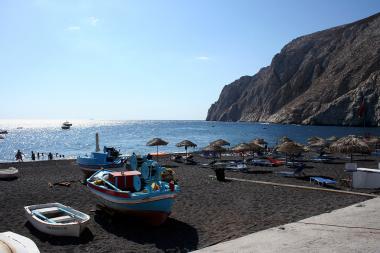 Santorini a pláž letoviska Kamari