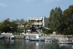 Pohled na řecký hotel Akrogiali od moře