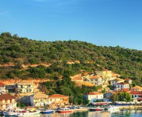 Řecký ostrov Meganissi s vesničkou Vathi