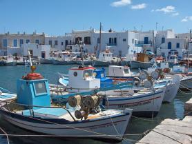 Ostrov Paros - přístav a část vesničky Naoussa