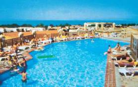 Bazén u řeckého hotelu Daphne Holiday Club