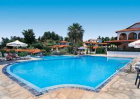 Bazén u řeckého hotelu Lagomandra Beach