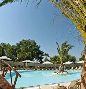 Bazén u řeckého hotelu Mediterranean Village