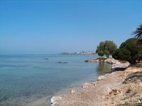 Řecký přístav Egina s pláží