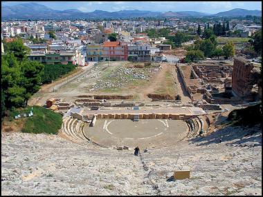 Část města Argos a jeho kamenné divadlo