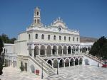 Město Tinos s kostelem Panagia Evangelistria